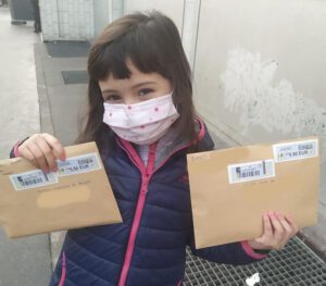 Inés con las cartas para los abuelos 